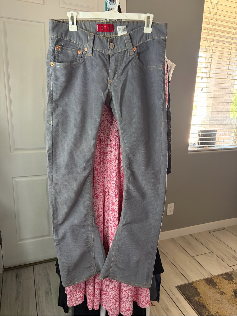 Vintage y2k Levi's Women's Gray Straight-Leg Jeans with Contrast Stitching